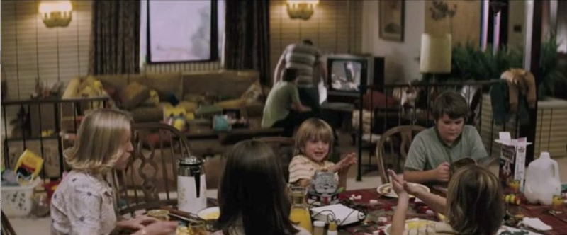 Illustration for article titled 61 Super 8 screengrabs unlock the clues in J.J. Abrams' new trailer